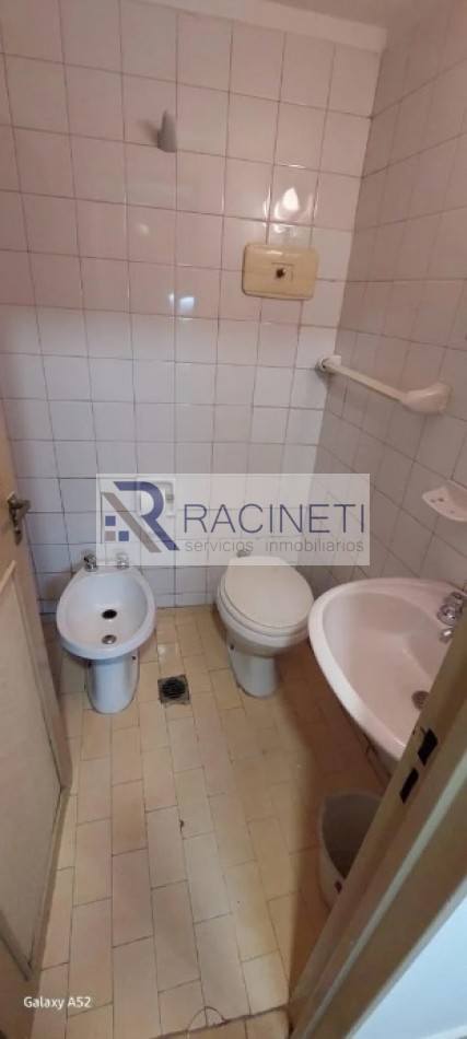 Oficina con 2 despachos y recepcion.